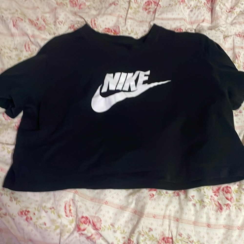 Loose fit cropped Nike tee